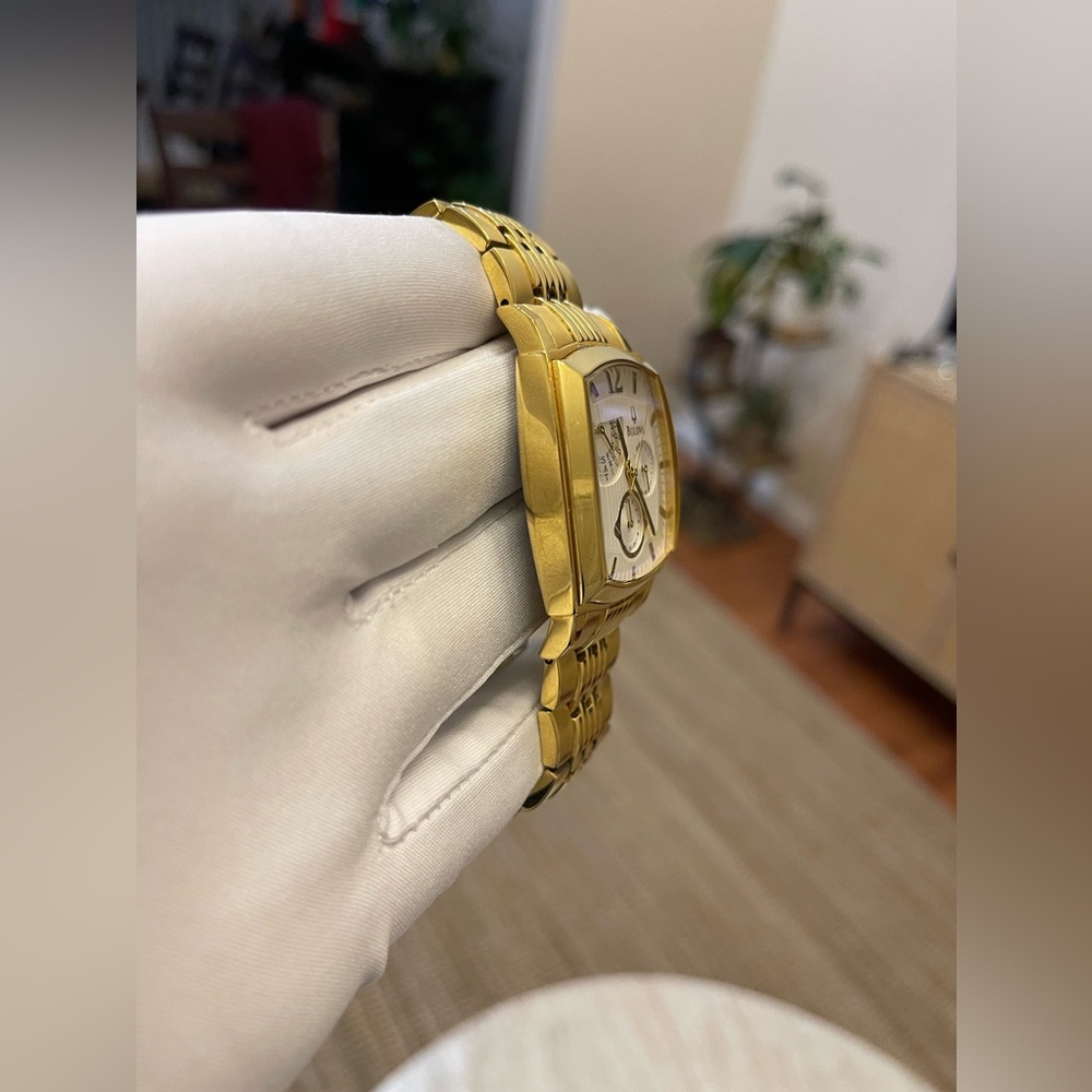 Bulova
Silver colored/Yellow gold toned steel
ref C969744 - Picture 10 of 16